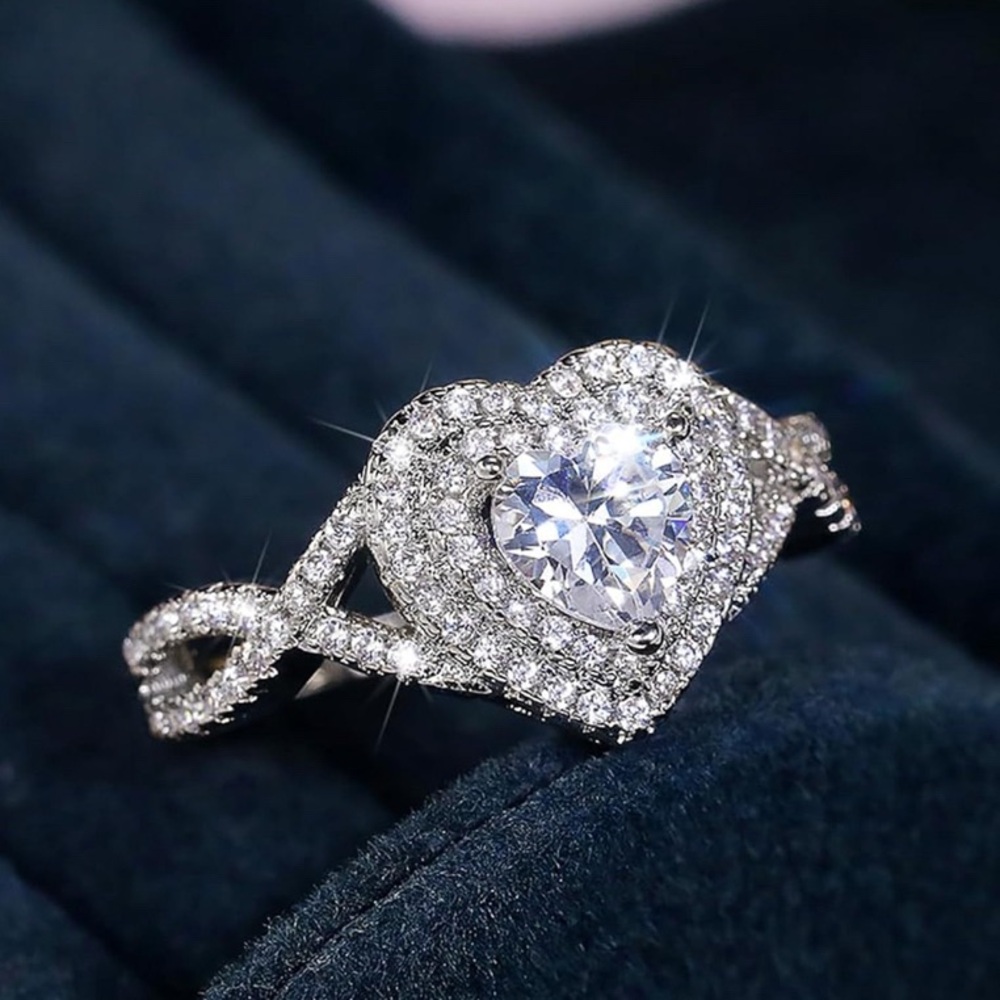 Elegant Heart-Shaped Women's Ring size 7 new